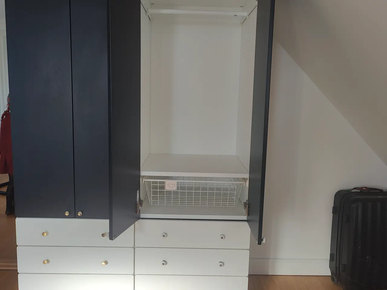 Billede 2 - Børne tøjskab fra Ikea