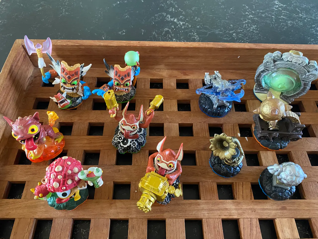 Billede 5 - 53 stk. Skylanders og rund taske og 1 mønt