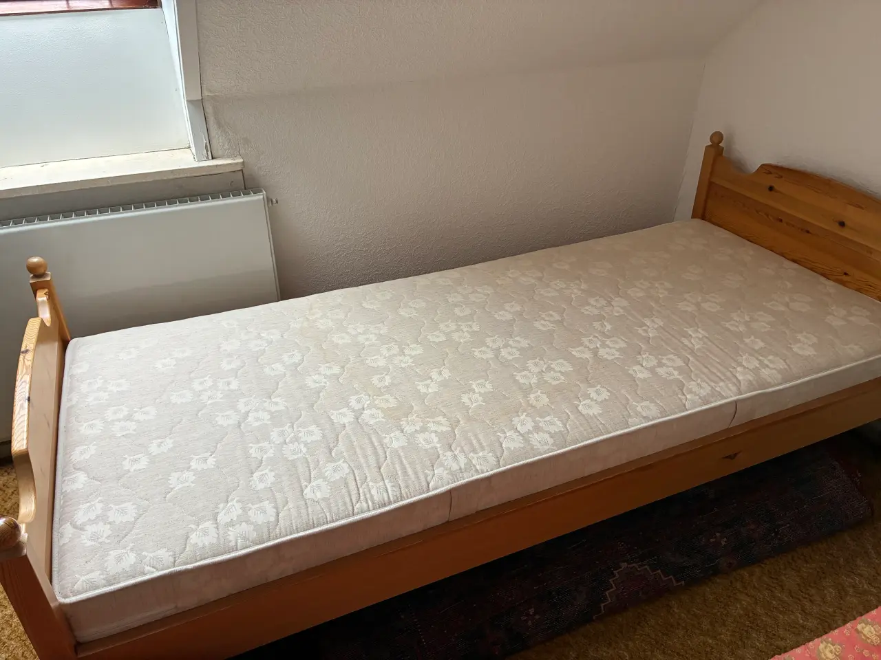 Billede 1 - Enkeltseng med god madras 90x200