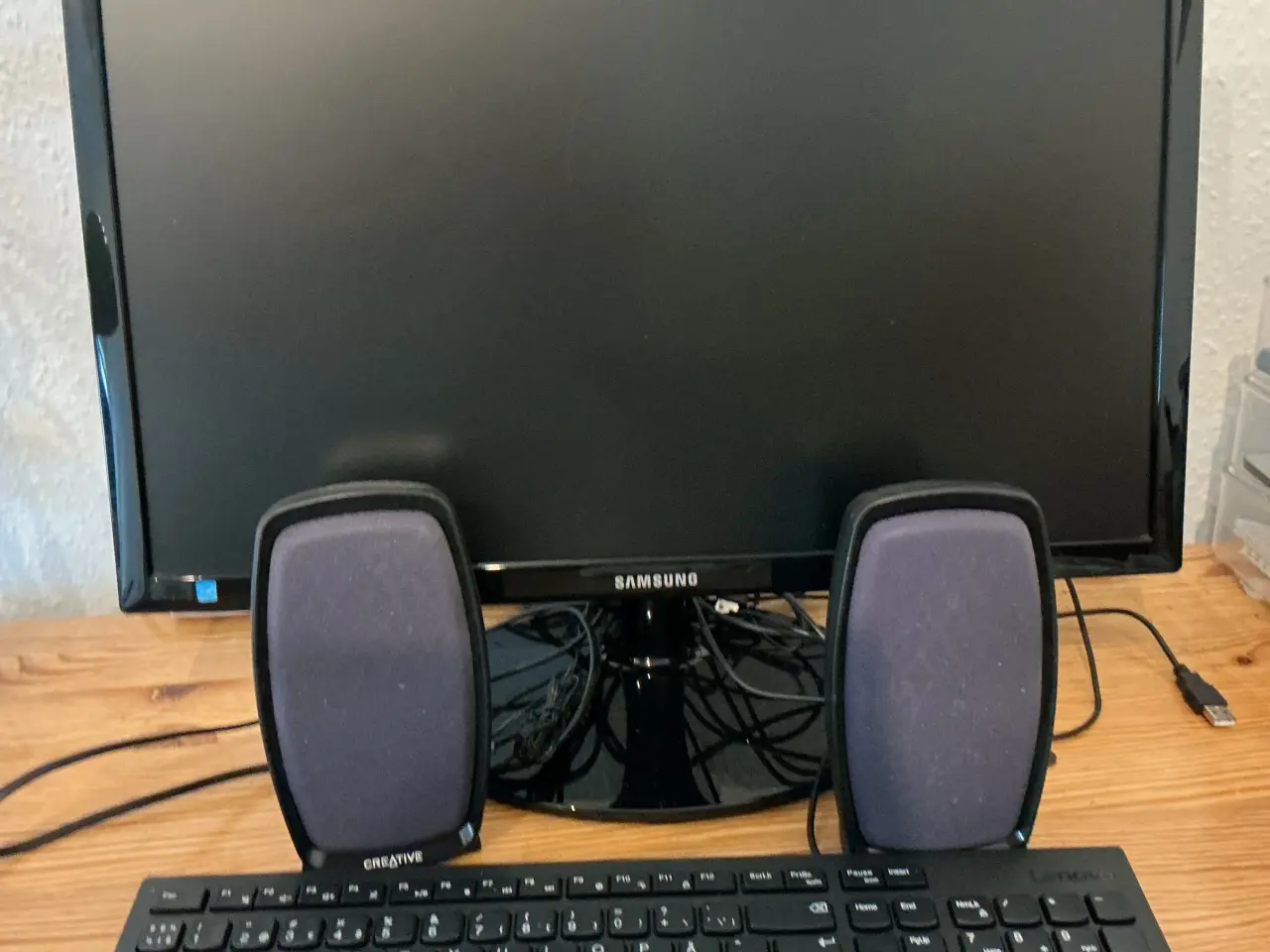 Billede 1 - Skærm,højtaler, tastatur, webkamera