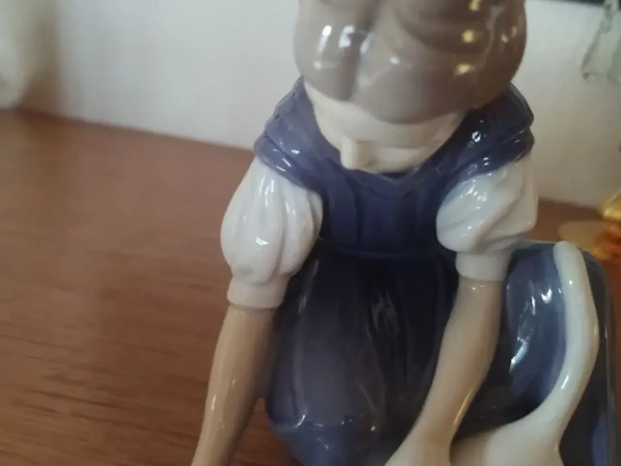 Billede 1 - Fin Kongelig Porcelæns figur pige med katten 