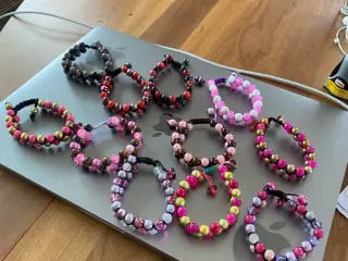 Nye knyttede armbånd