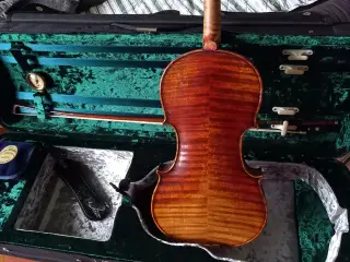 Fin gammel tysk violin år 1900 med fin bue. 4/4