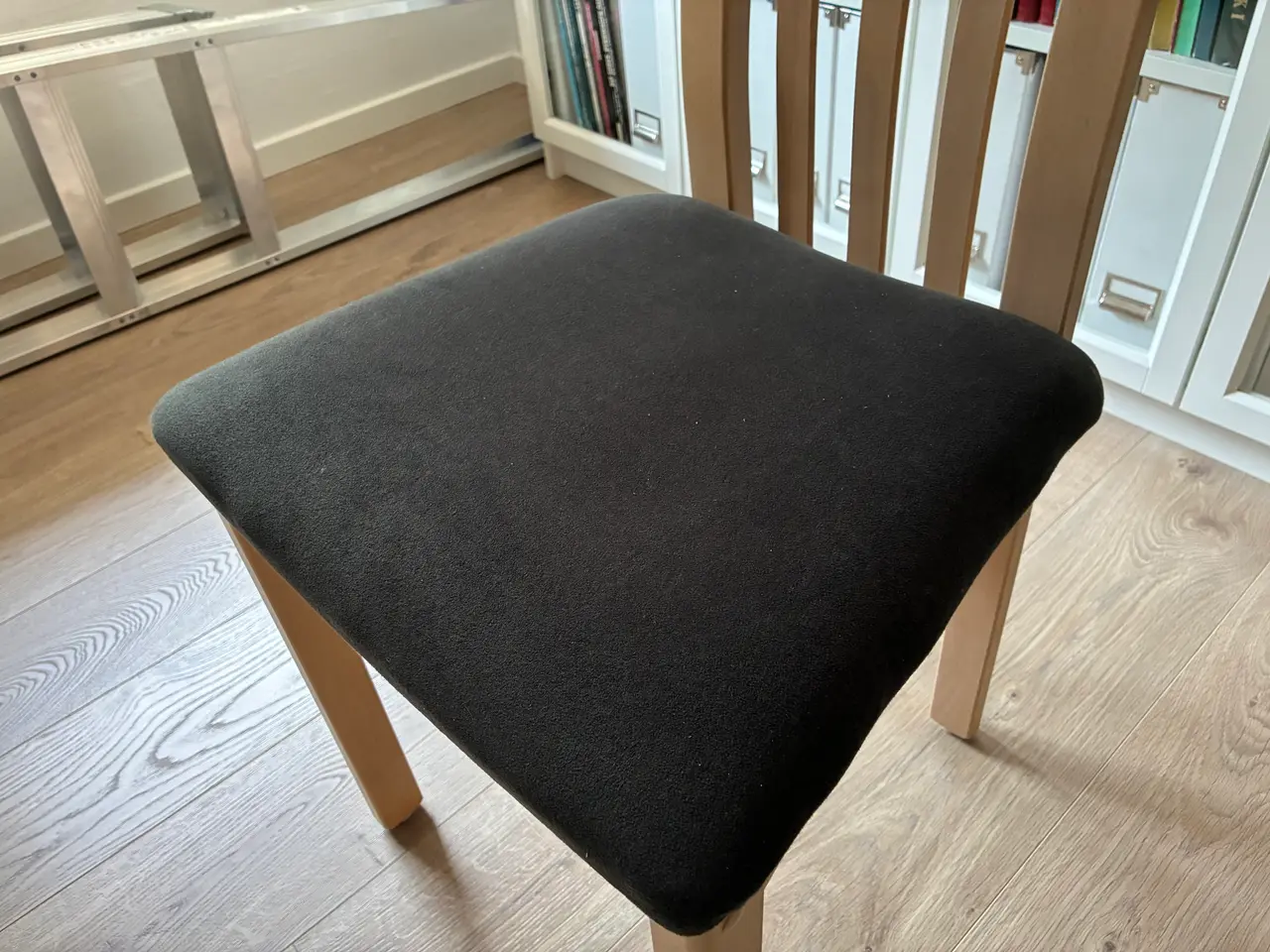 Billede 3 - Køkken stole med koksgrå alcantara (Ruskind