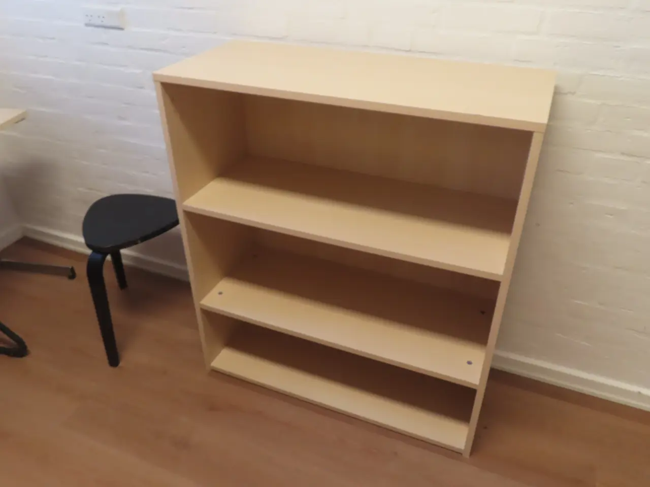 Billede 3 - Indhold på værelse af bord, køjeseng, skab mv.