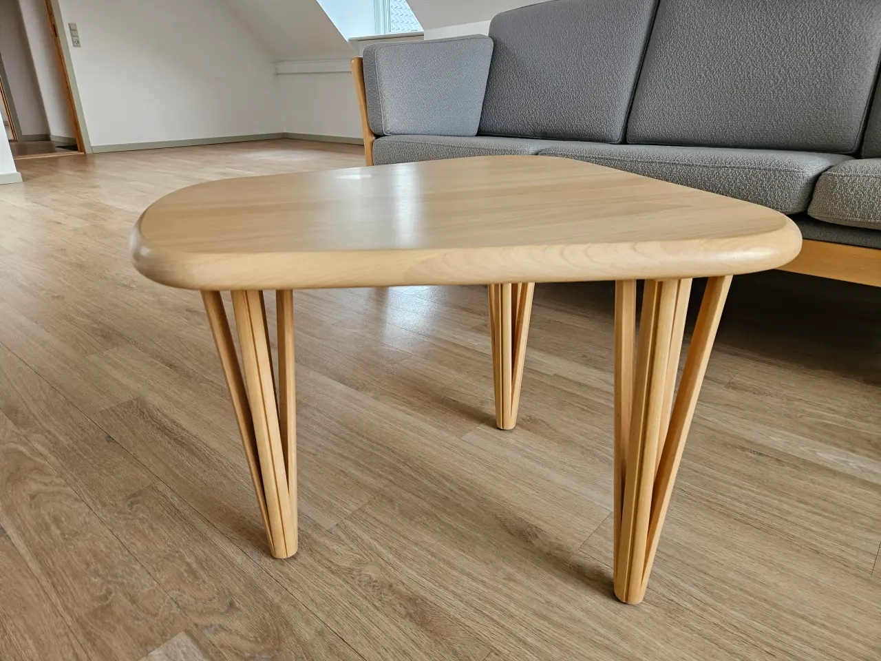 Billede 1 - Trekantet bøg sidebord
