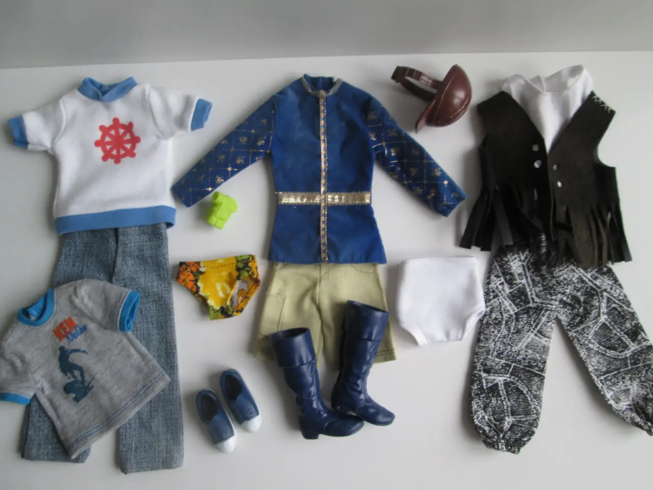 Billede 1 - Tøj til Barbie`s Kent