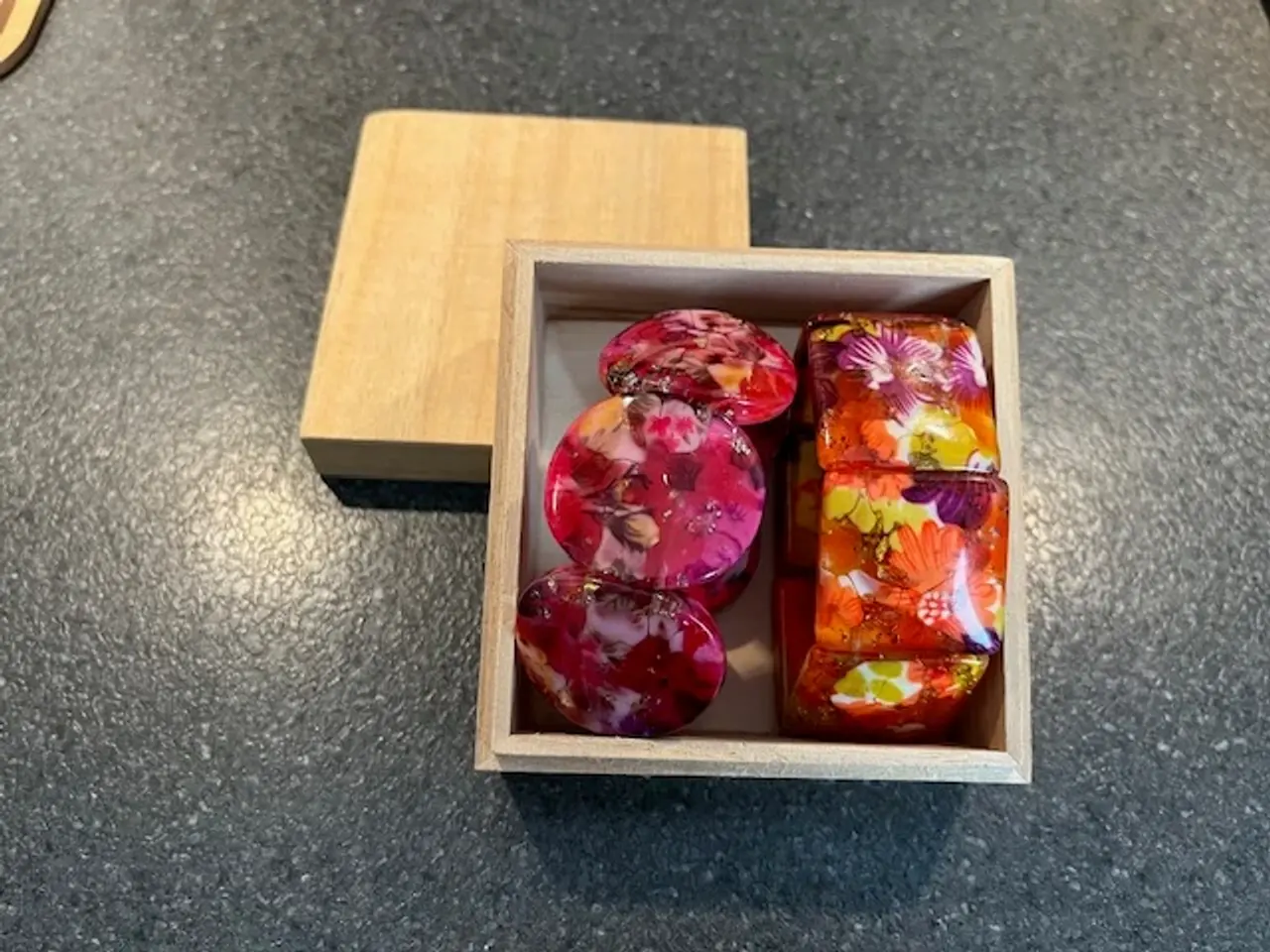 Billede 1 - 2 chunky & farverige armringe – Blomster+glimmer