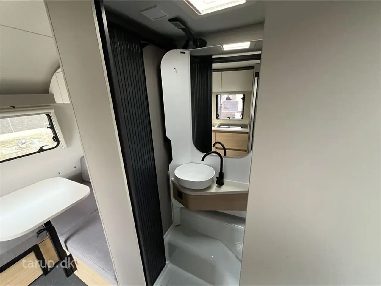 Billede 19 - 2026 - Adria Action 391 PD   Tværstillet dobbeltseng, L-siddegruppe, LED-kanallys, TV-holder,  XL-aksel, alufælge, stort køleskab, el-gulv-varme, Truma Combi 4