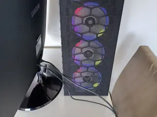 MSI gamer pc med skærm.