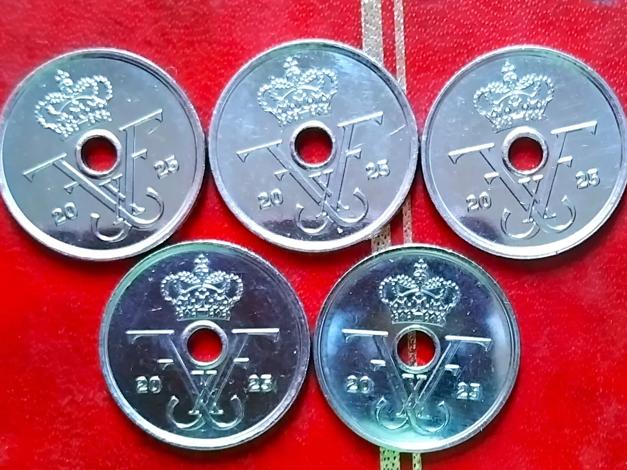 Billede 1 - FLOTTE TÆT PÅ UNC. 5 x 1 KR KRONE 2025 FREDERIK X