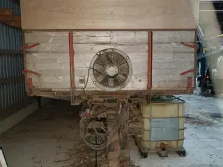 - - - Tørrevogn ca. 15- 16 tons lastbil vogn