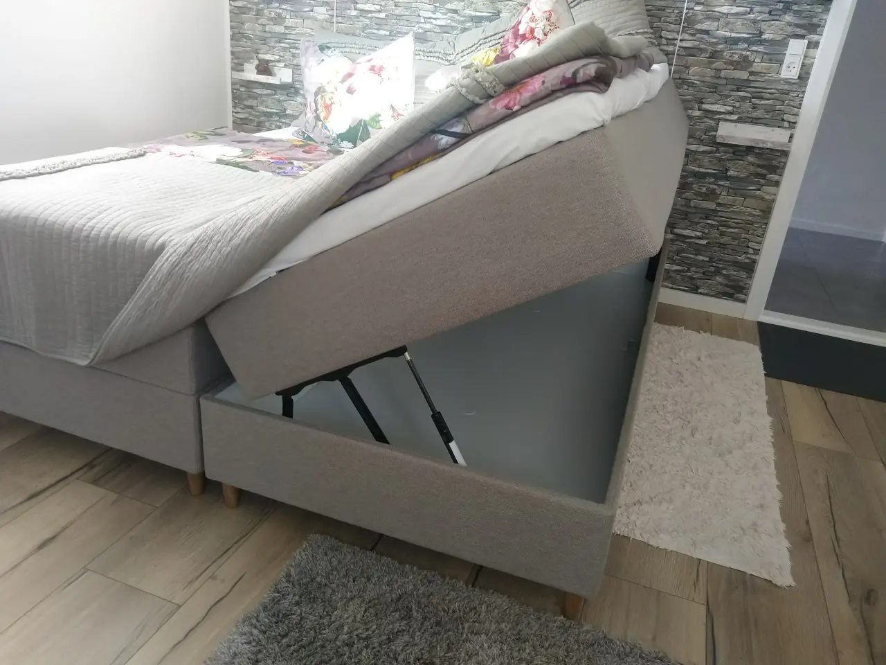 Billede 1 - Kvalitetsseng m/opbevaring inkl. topmadras (210cm)
