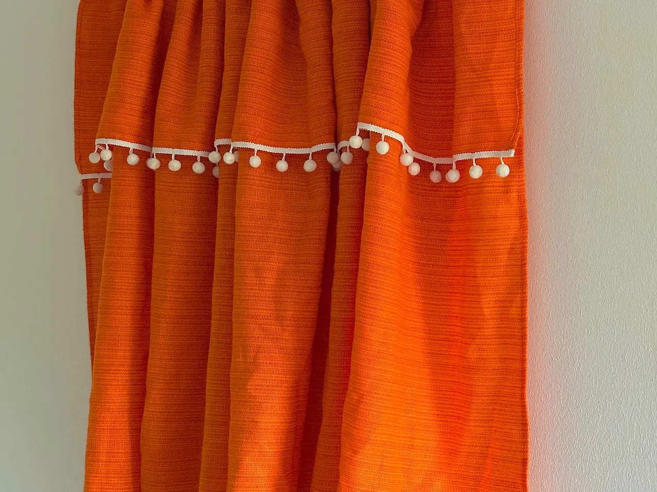 Billede 2 - Retro gardin, orange m pompom