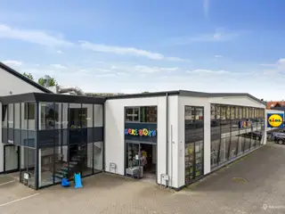 Kontor/showroom/klinik på 1. sal i synlig forretningsejendom i Roskilde Centrum