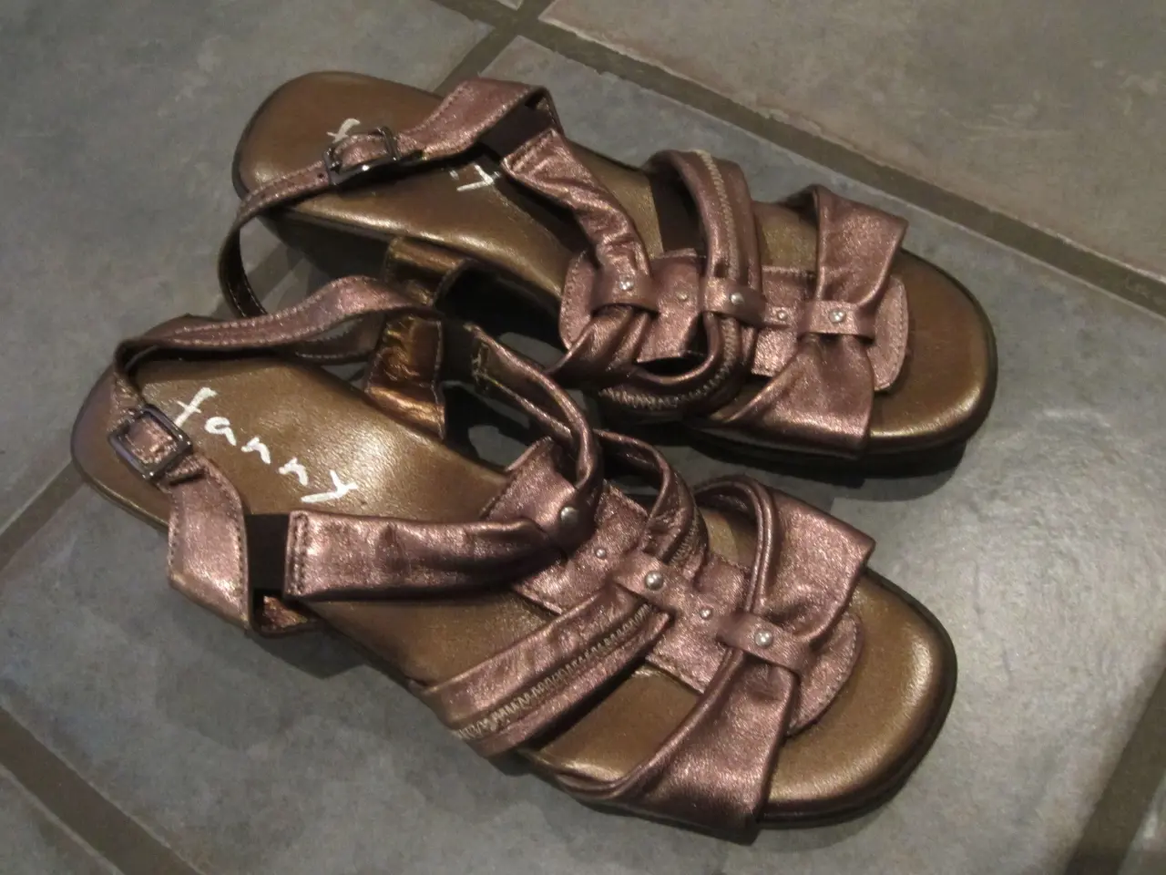 Billede 1 - Sandaler i str. 38 fra Fanny