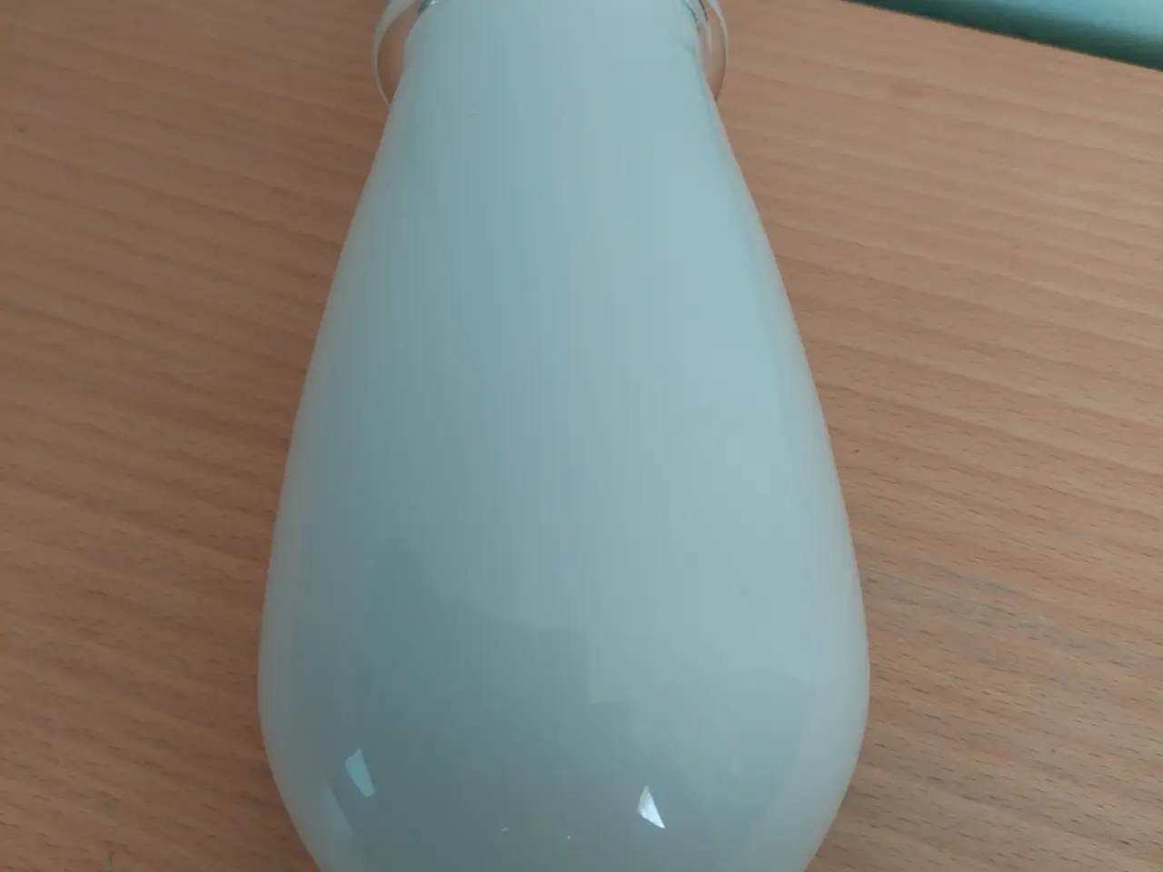 Billede 4 -  Vase, hvid farve glas