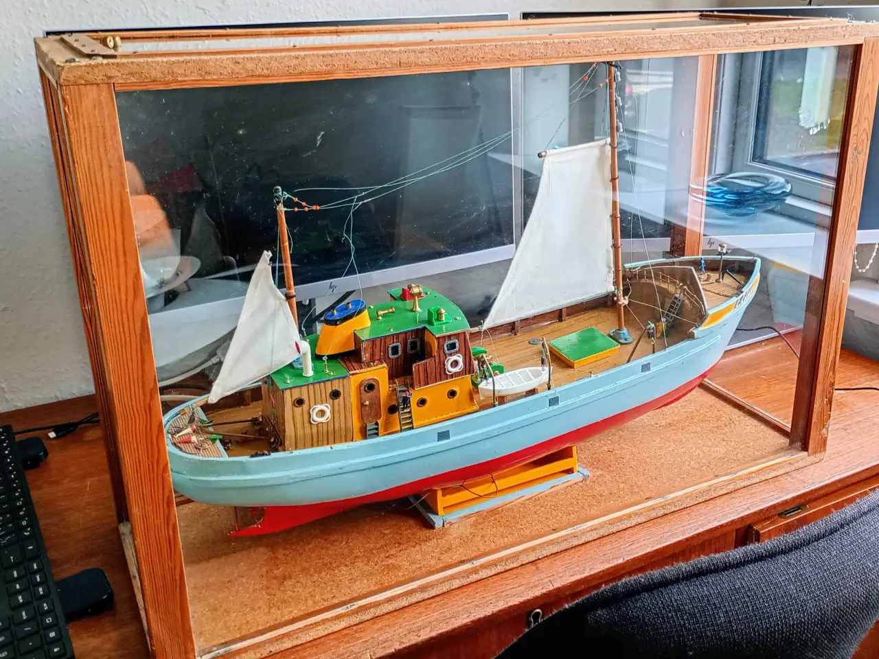 Billede 2 - Gammel model fiskekutter i montre 