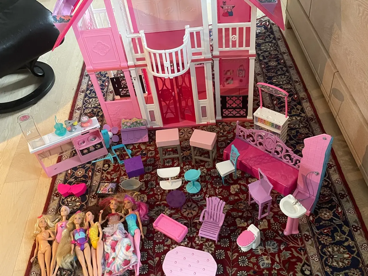 Billede 1 - Barbie bus biler og dukker