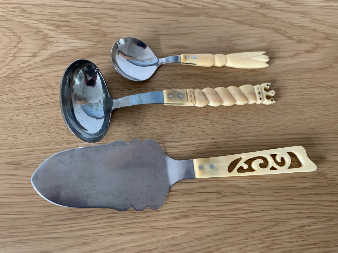 Billede 1 - Sovse-ske, spade, større ske  med skafte af ben