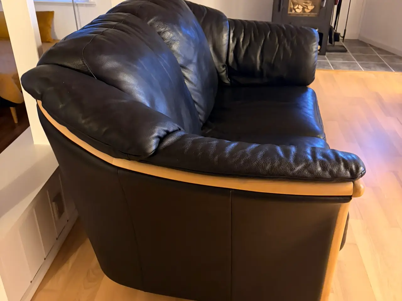 Billede 2 - 2-personers sofa – sort med lyst træ
