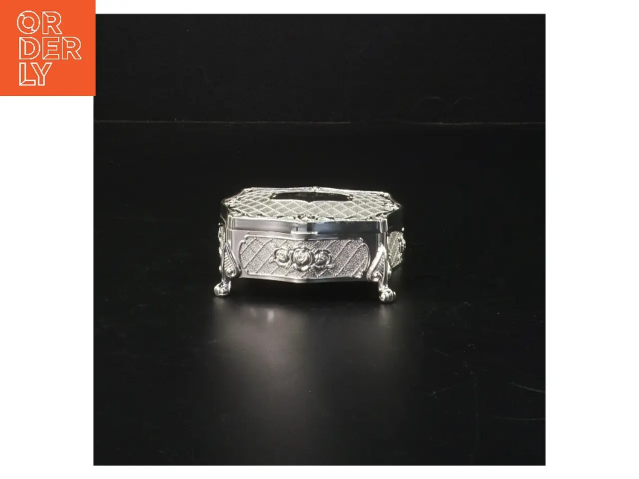 Billede 2 - Lille “sølv” skrin med foer af velour (str. 9 x. 6 cm)