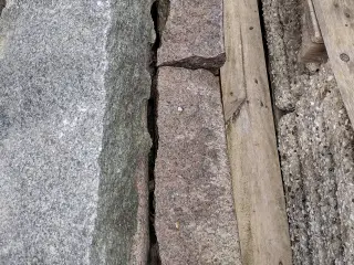 Diverse granitsten sælges