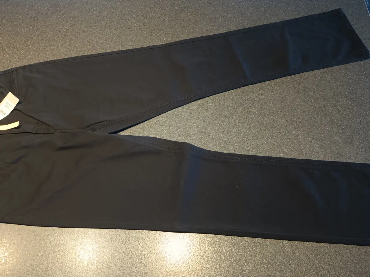 Billede 1 - Jeans i str 40 / L helt nye med prismærke.