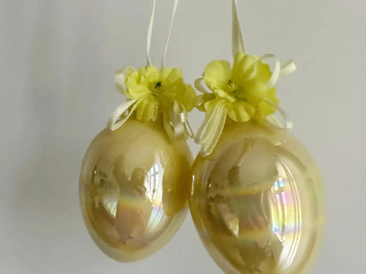 Billede 3 - Iriserende æg, gult m blomster, 2 stk samlet
