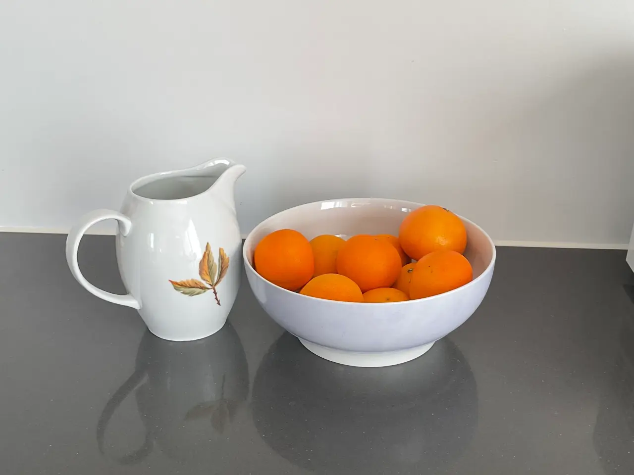 Billede 4 - Håndmalet skål og kande  i porcelæn med flot motiv