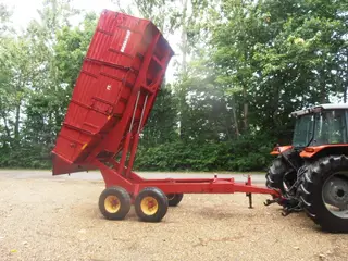 Baastrup tipvogn 7 tons . MF 4245 læsser .