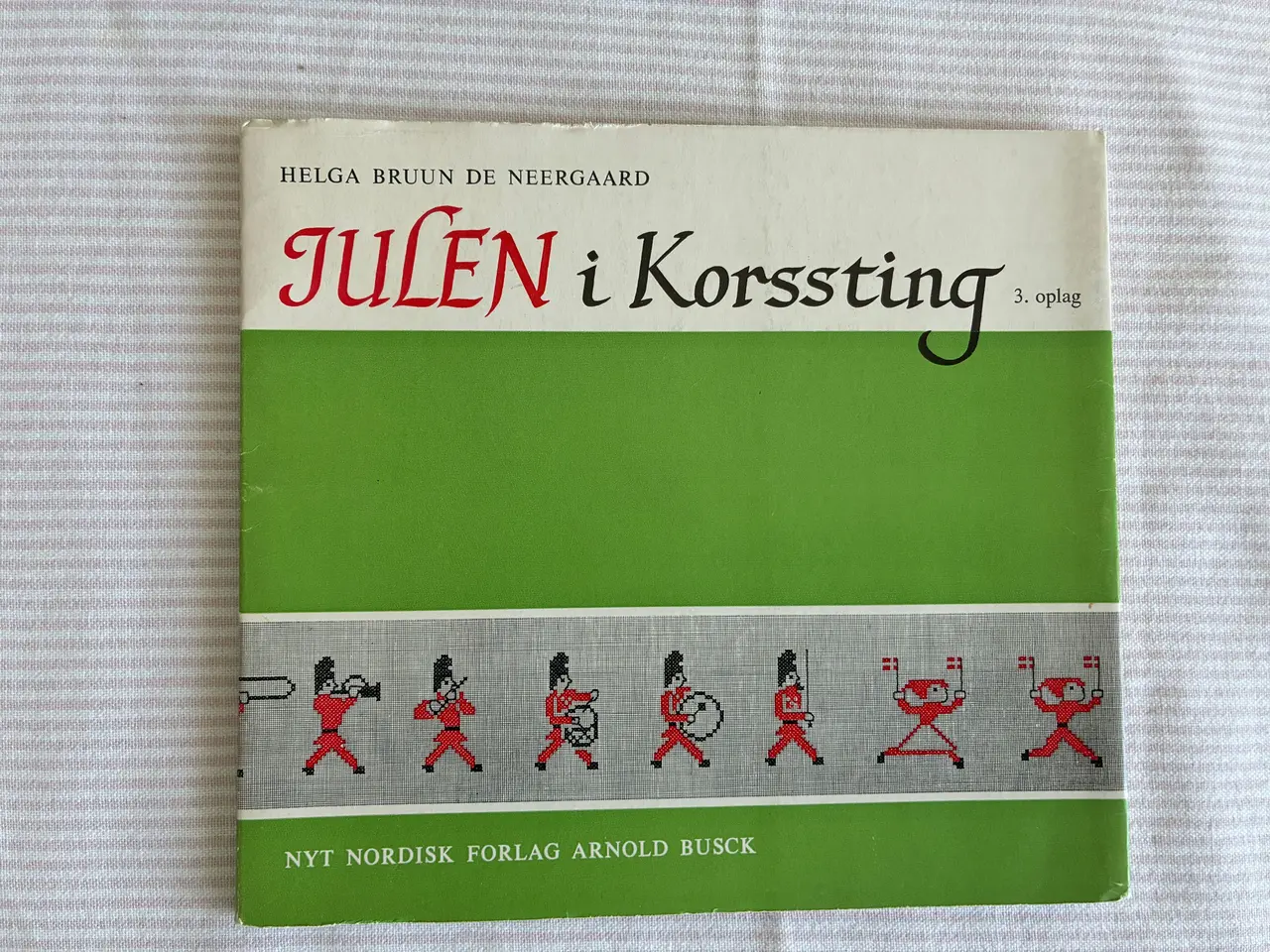 Billede 1 - JULEN i Korssting  af Helga Bruun De Neergaard