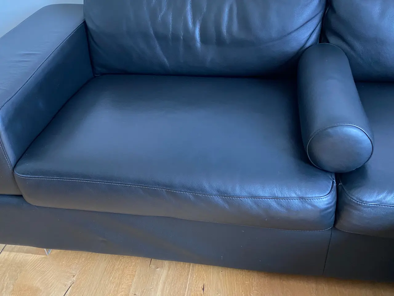 Billede 4 - Flot og komfortabel lædersofa i sort læder.