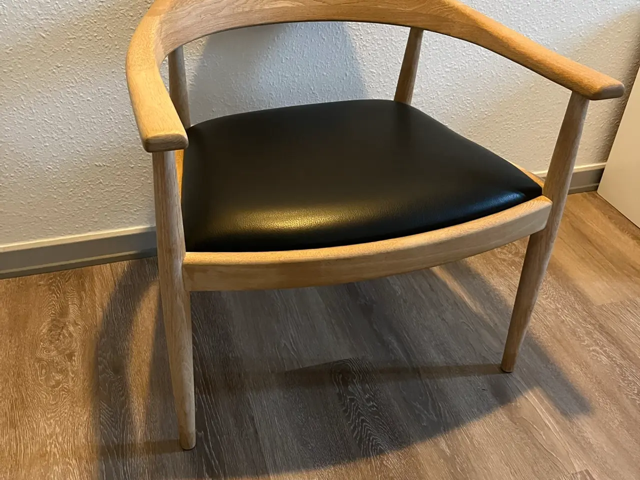 Billede 2 - Fin loungestol i træ med lædersæde