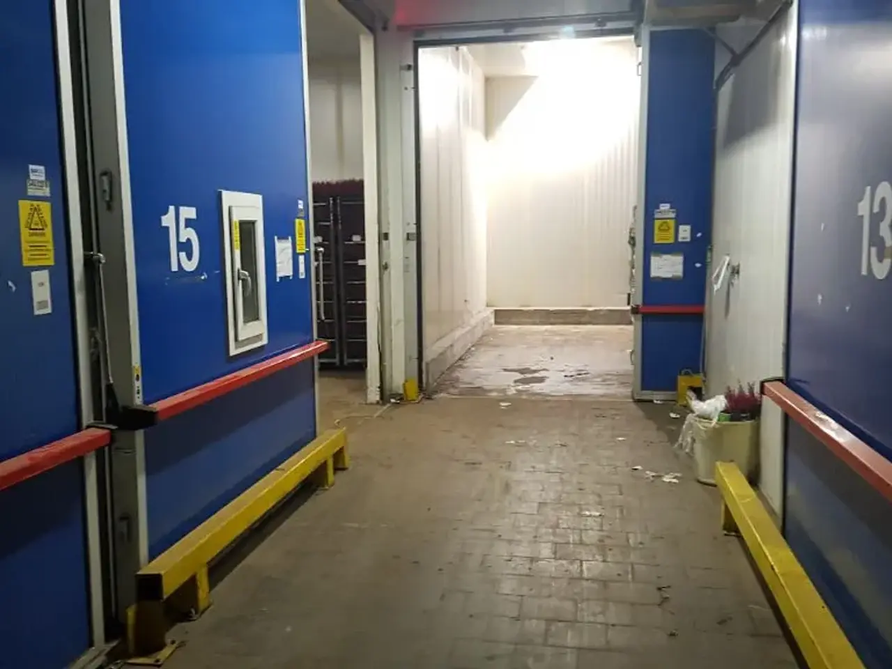 Billede 3 - Store lette alu porte til køle/lagerrum