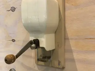 Antik kaffemølle til ophæng i porcelæn