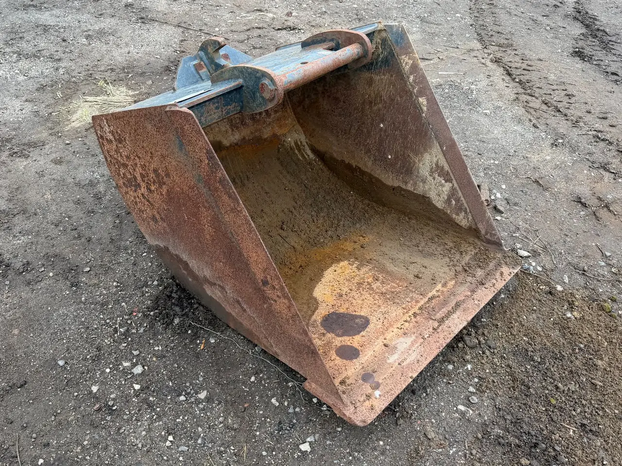 Billede 2 - - - - 80 cm bagskovl, har siddet på case 695