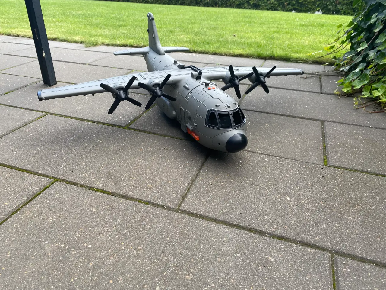 Billede 1 - Soldier Force Herkules fly 85 cm med lyd