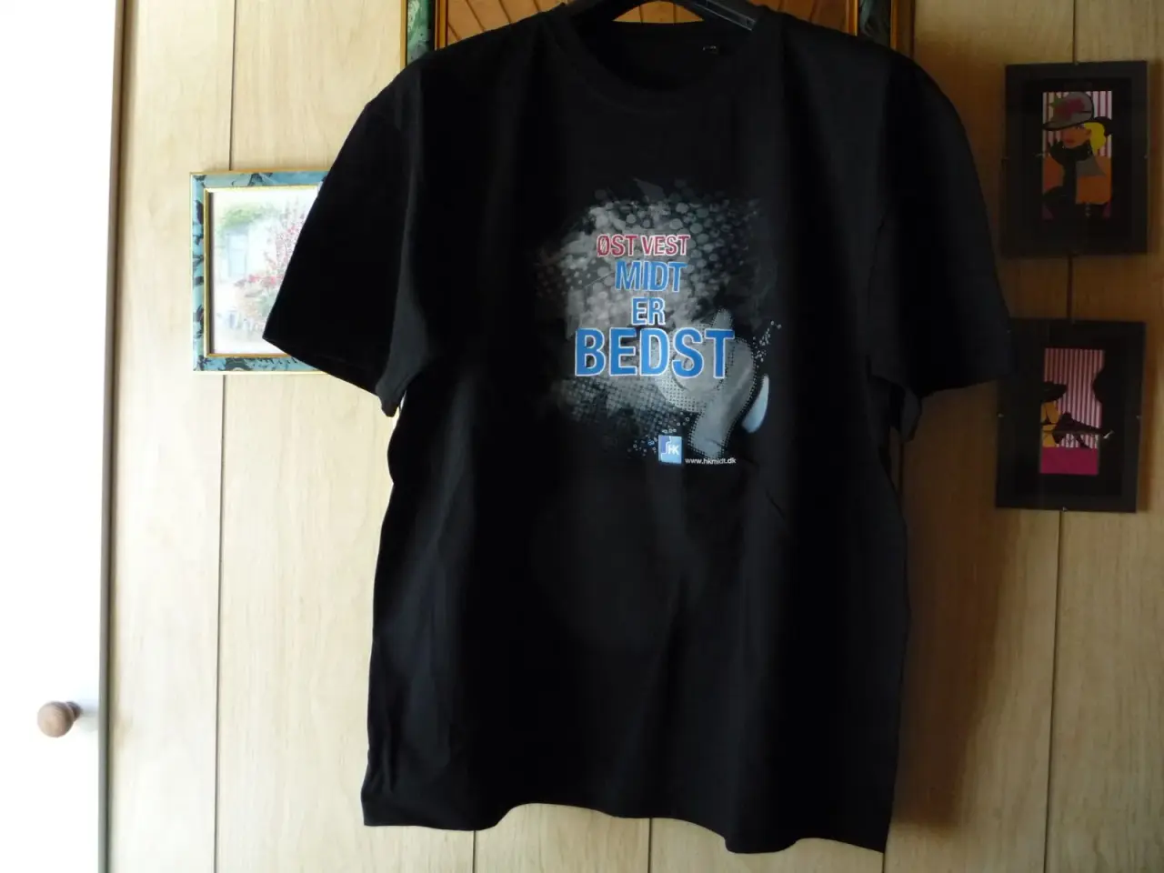 Billede 1 - NEDSAT: Ny T-shirt, Øst Vest Midt Er Bedst