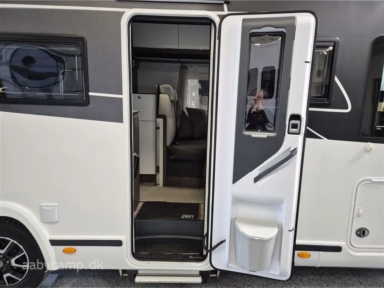Billede 5 - 2023 - Benimar Amphitryon 983   Solceller. 2x Batterier. 2000w inverter. markise. A/C i bo-del. helårsdæk. undervognsbehandling. helårsdæk. Elektrisk indgangstrin. kun 16000 km!!!