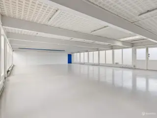 Avedøre - 1.157 m² lager/showroom og kontor samt 600m² indhegnet oplagsareal.
