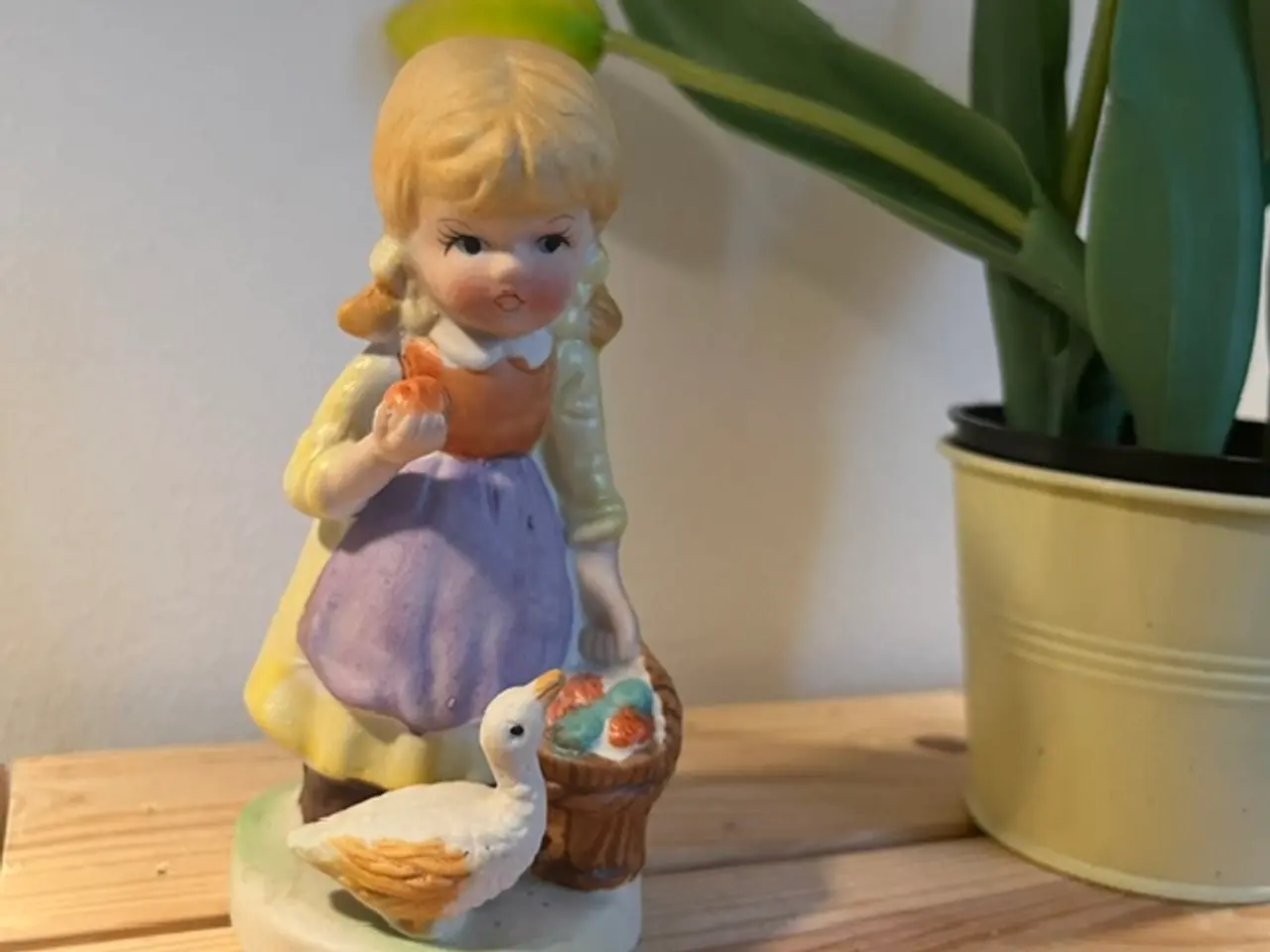 Billede 1 - Vintage porcelænsfigur – Pige med kurv og and