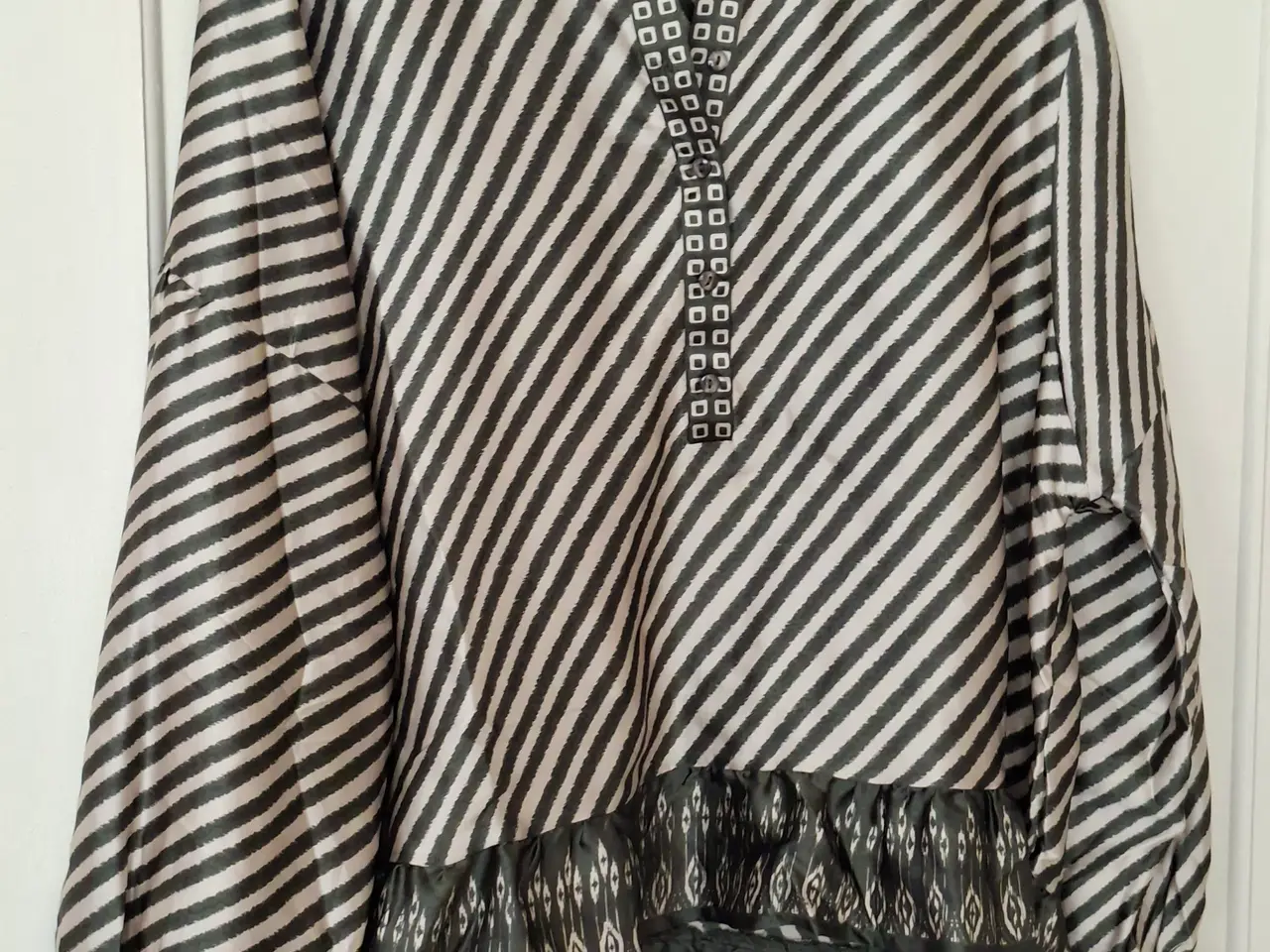 Billede 1 - Bluse i silke/taft, hvid og mørkegrøn-stribet.