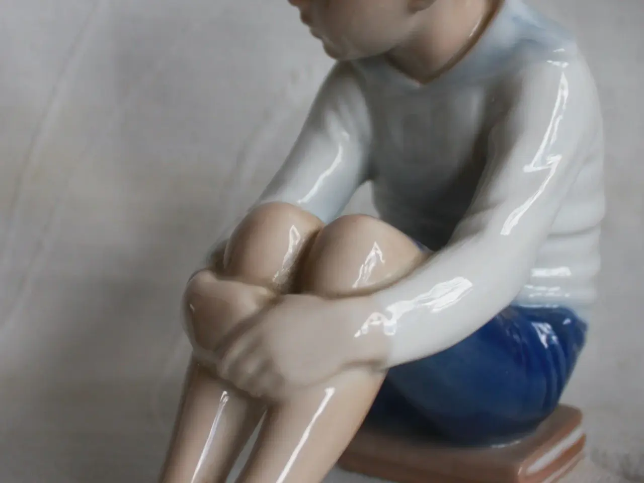 Billede 3 - Dreng siddende på bøger, figur,Bing & Grøndahl