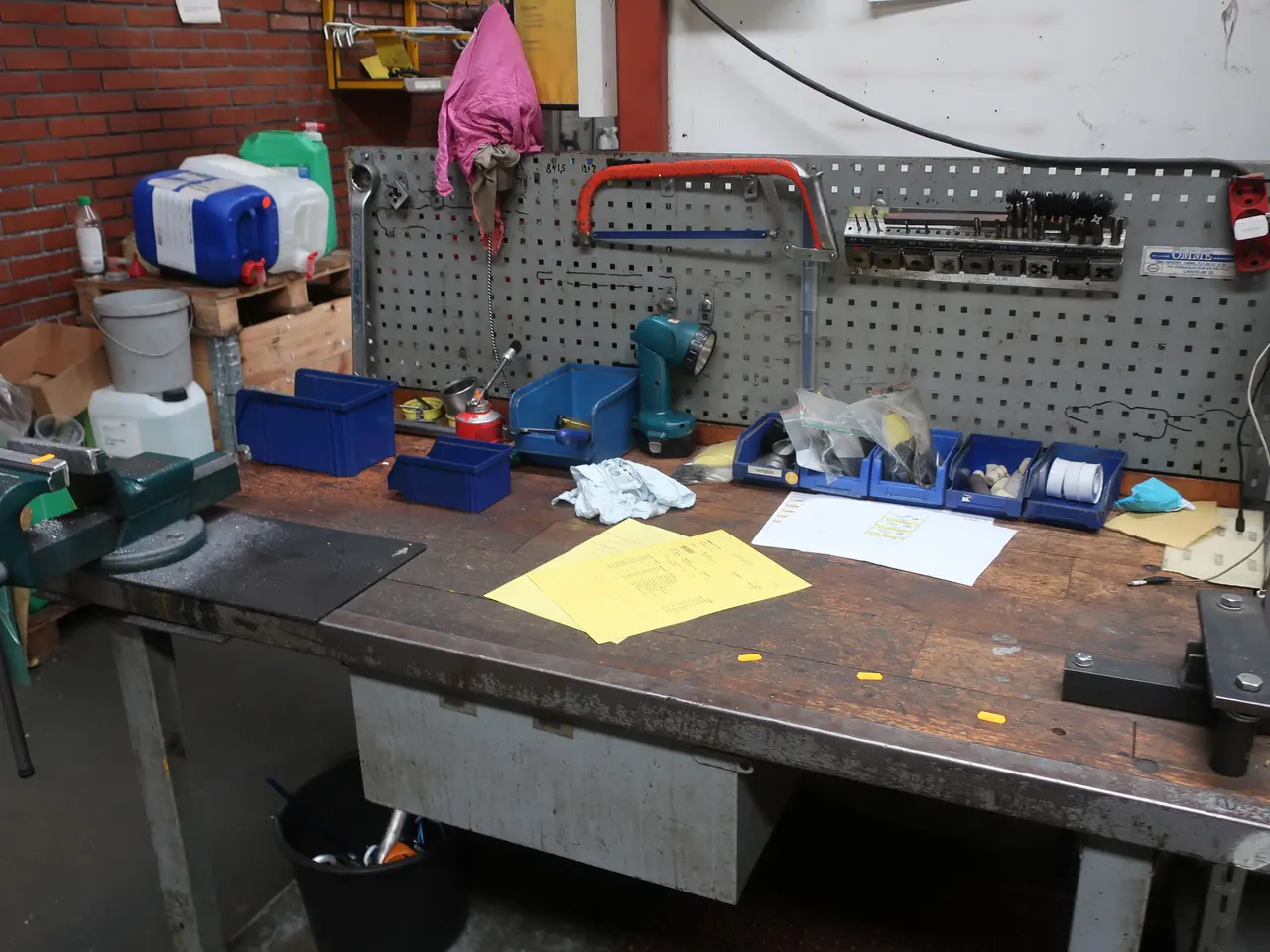 Billede 2 - Arbejdsbord med indhold