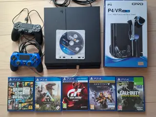 PS4 med controllerer og spil