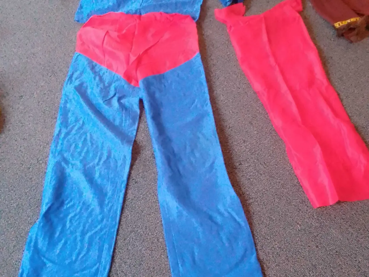 Billede 2 - Superman kostume Str 146