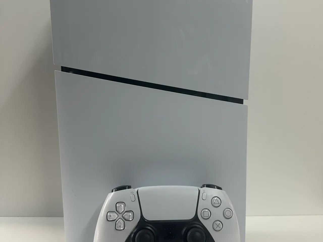 Billede 3 - 🎮 PS5 Slim Digital Edition – Flot stand & klar ti