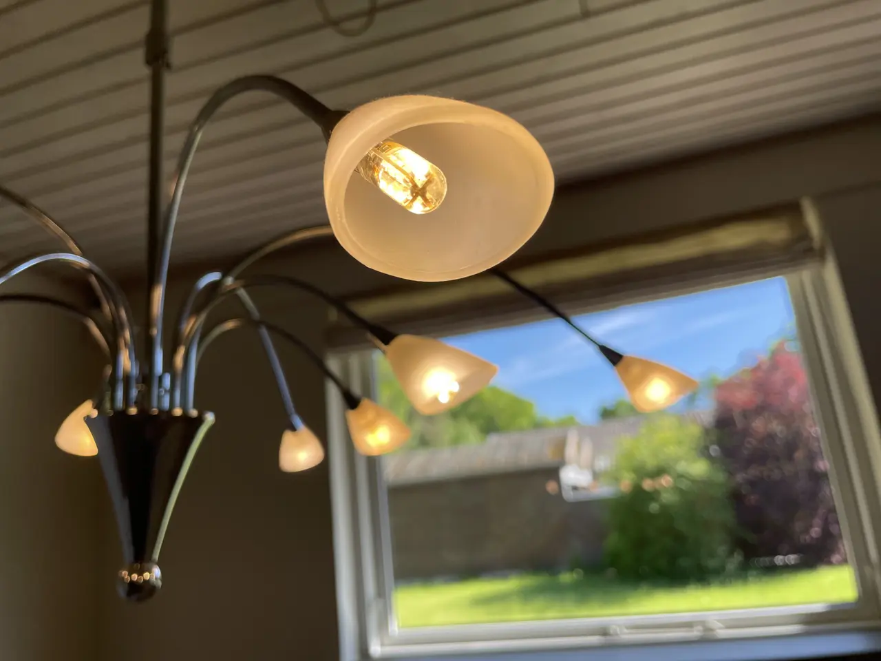 Billede 3 - Fin 10-armet lysekrone i krom med mat-hvidt glas