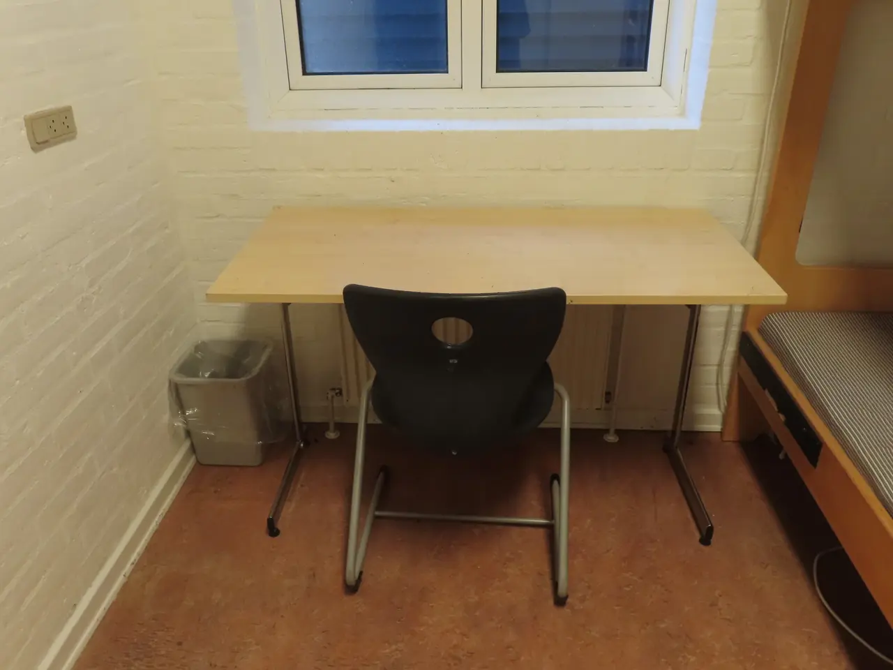 Billede 2 - Indhold på værelse af bord, køjeseng, skab mv.
